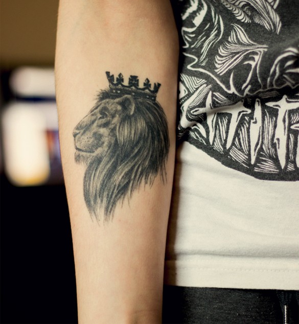 手臂狮子头像与冠头纹身图案