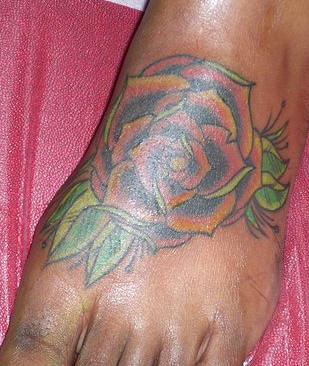 男性脚背彩色花朵纹身图案