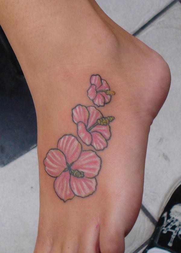 脚背可爱的粉红和白色花朵纹身图案