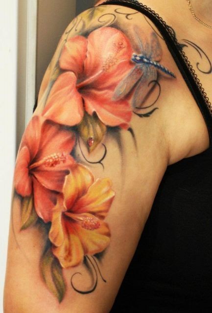 女性肩部彩色逼真的花朵与蜻蜓纹身