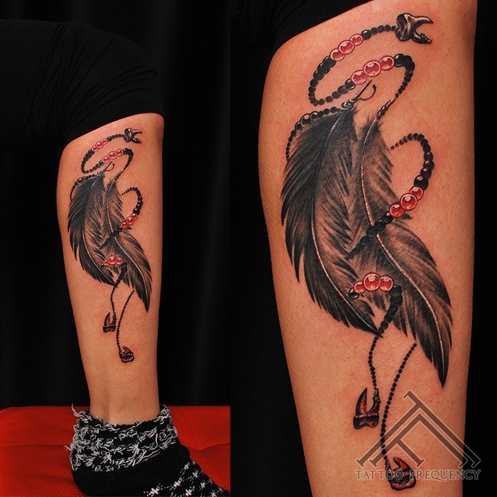 女生小腿彩绘羽毛图腾纹身图案