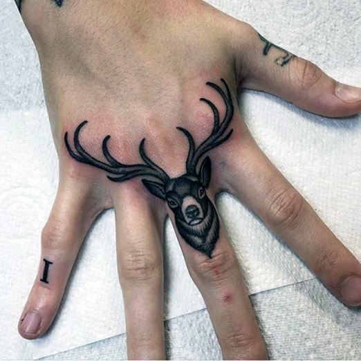old school手指麋鹿延伸至手背的个性纹身图案