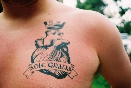 胸部皇冠心脏拉丁文纹身图案