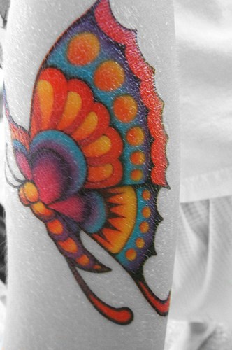 女性手臂彩色神话蝴蝶纹身图片
