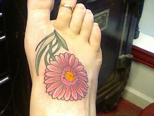 女性脚背彩色花朵纹身图片