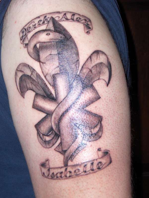 肩部灰色蛇和救护车标志纹身图案