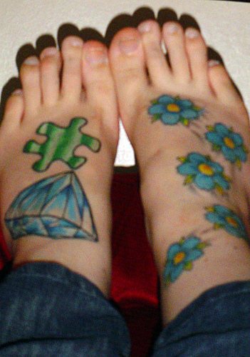 脚部彩色钻石与花朵纹身图案