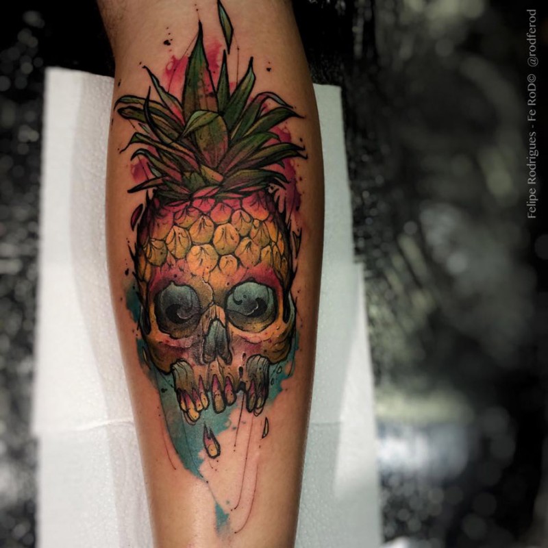手臂插图式彩色菠萝与头骨纹身图案
