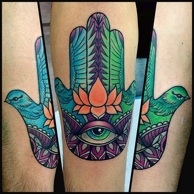 手臂彩色宗教手掌与鸟纹身图案