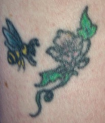 腿部彩色蜜蜂与花朵纹身图案