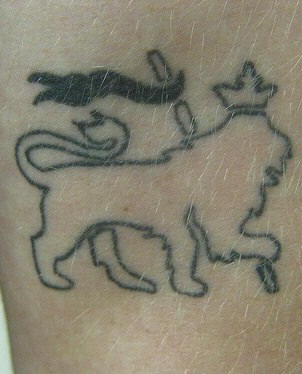 狮子和王冠与国旗纹身图案