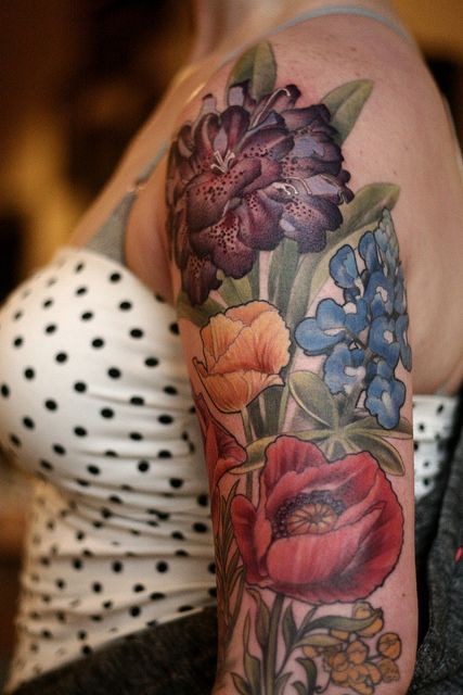 女性肩部彩色逼真的花朵纹身图片