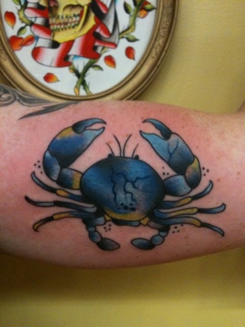 男性手臂彩色螃蟹纹身图案