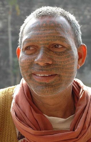 男子脸部印度字符纹身图案