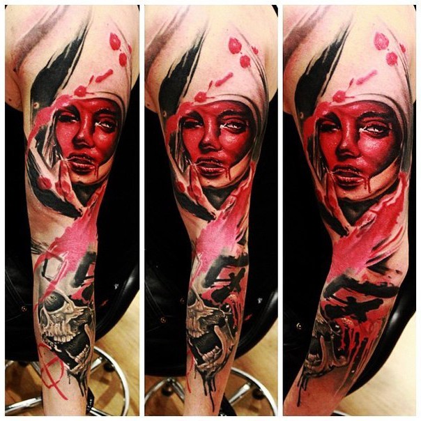 大臂血腥妇女肖像袖与骷髅纹身图案