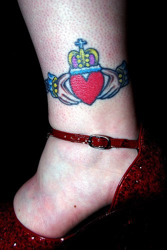 脚踝皇冠珠宝戒指纹身图案