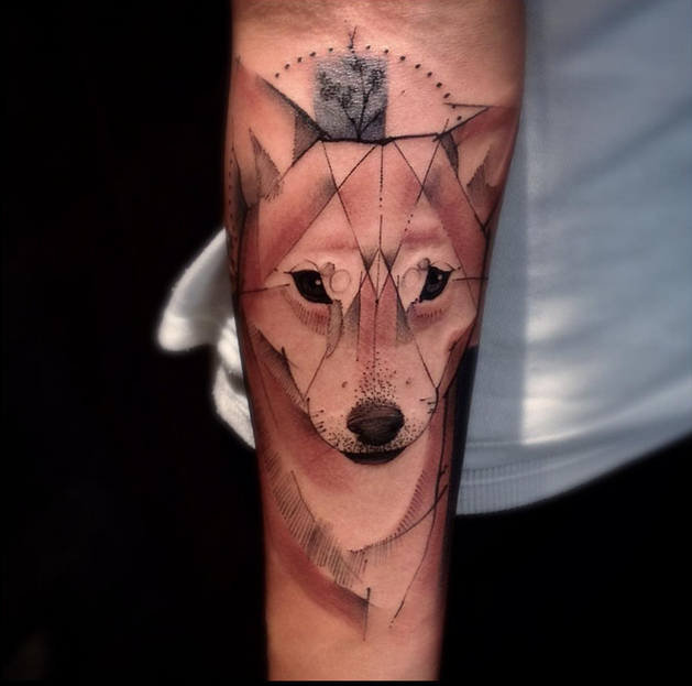 手臂几何风格的彩色狐狸头纹身图案