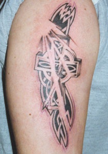弯曲的部落十字架纹身图案