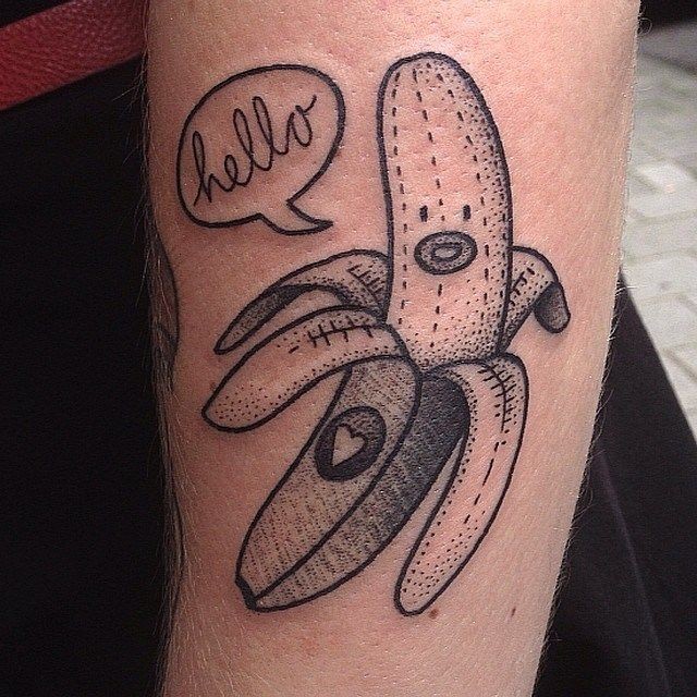 手臂滑稽的卡通香蕉纹身图案