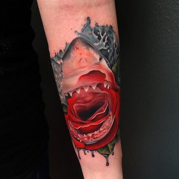 手臂彩色玫瑰和鲨鱼纹身图案