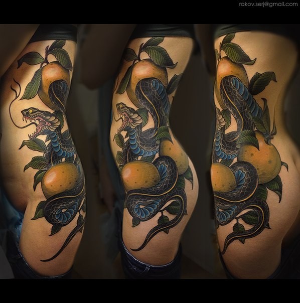 腰侧彩色逼真的苹果与蛇纹身图案
