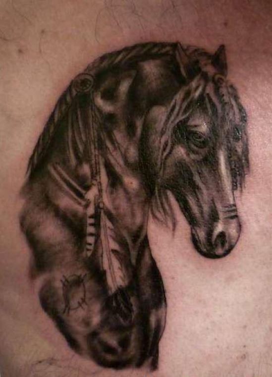 肩部棕色印度风黑马纹身图案