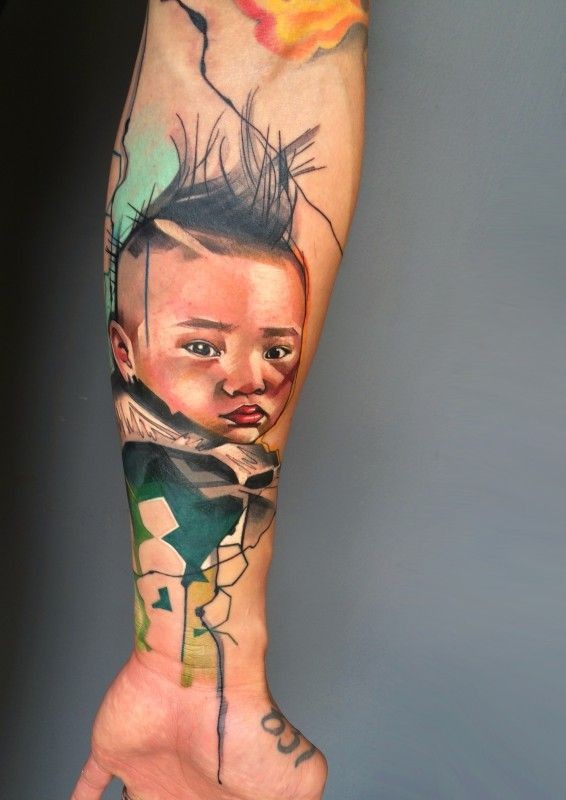 手臂孩子彩色肖像纹身图案