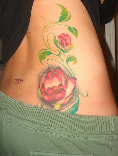 腰部彩色漂亮的莲花纹身图案