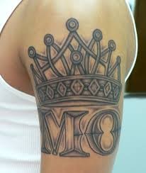 大臂漂亮的皇冠纹身图案