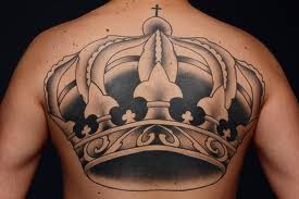 男性背部大面积皇冠纹身图案