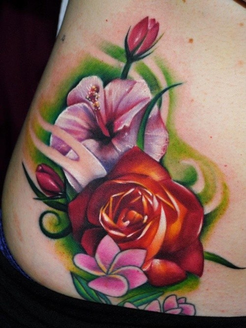 腰部色彩鲜艳的芙蓉和玫瑰纹身