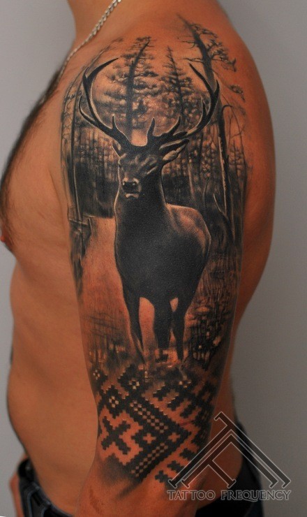 手臂写实风格的森林鹿纹身图案