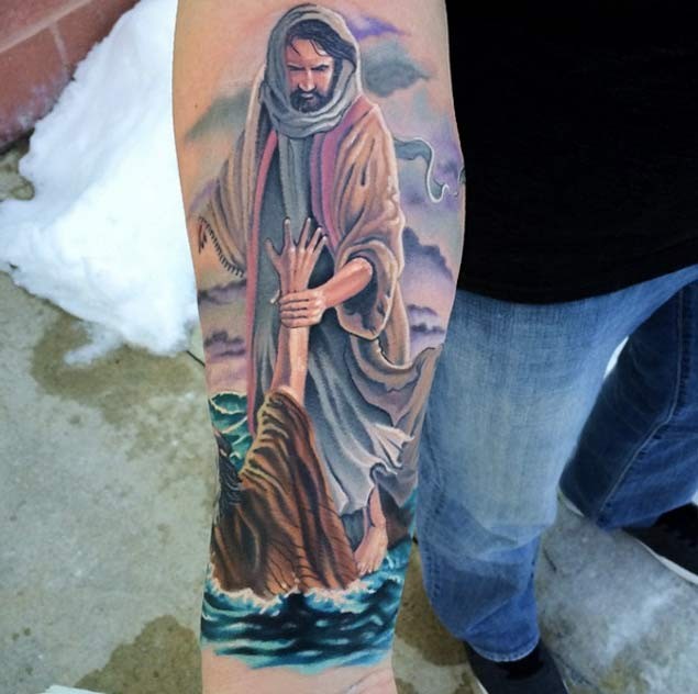手臂彩色的宗教主题纹身图案