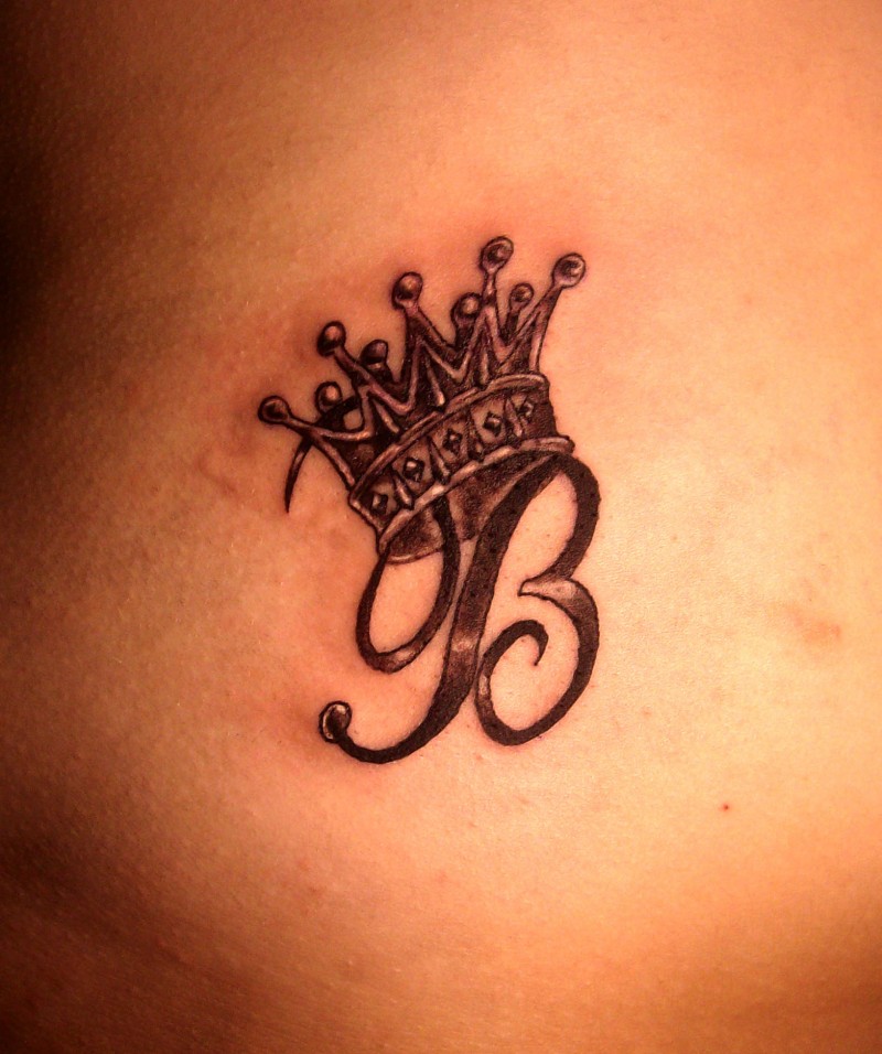 花体字母和皇冠纹身图案