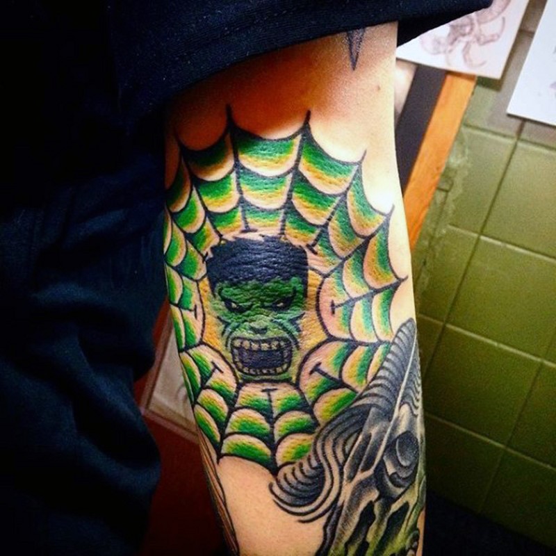 手臂彩色蜘蛛网的绿巨人纹身图案
