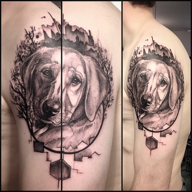 大臂悲伤的狗头部肖像纹身图案