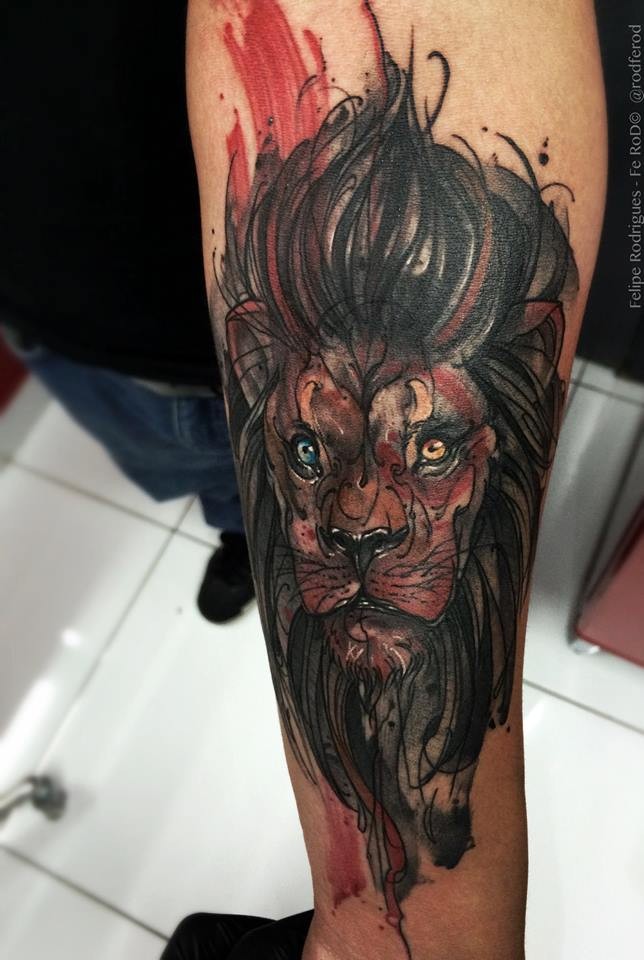 手臂难以置信的彩色狮子头纹身图案