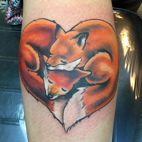 腿部彩色卷曲的狐狸心形纹身图案