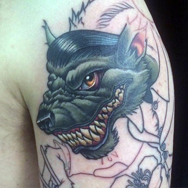 肩部彩色未完成的滑稽狼人纹身图案