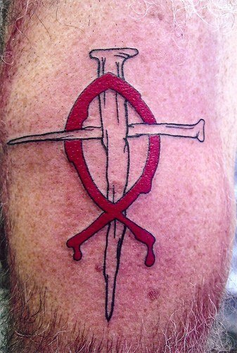 红色图腾和十字架纹身图案