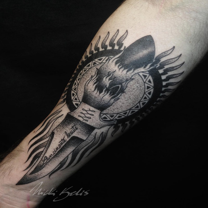 手臂黑色太阳恶魔刀雕刻风格纹身图案