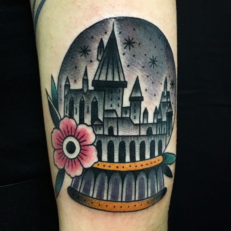 手臂老派风格的彩色神奇城堡和花纹身