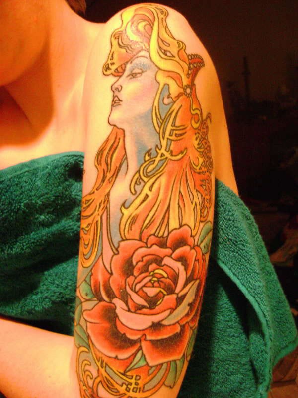 手臂彩色妇女与玫瑰花纹身图案