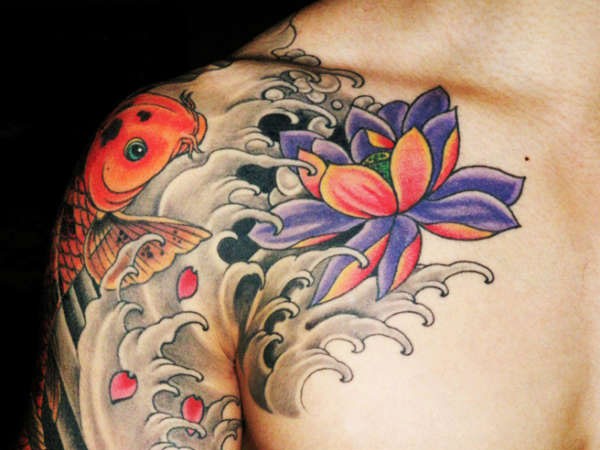 肩部彩色莲花与锦鲤鱼纹身图案