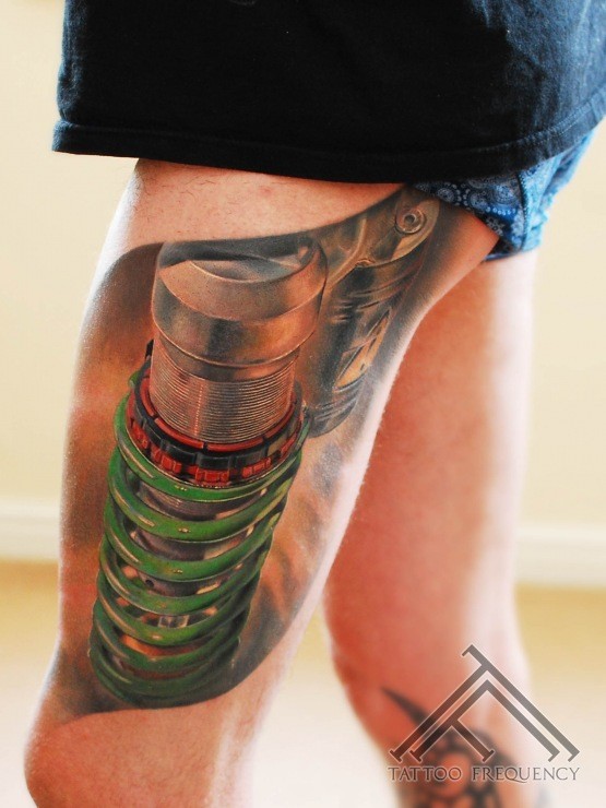 现实主义风格逼真的机械大腿纹身图案