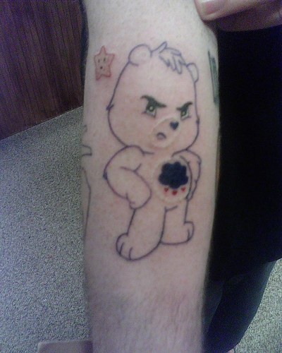 手臂简约的愤怒熊纹身图案