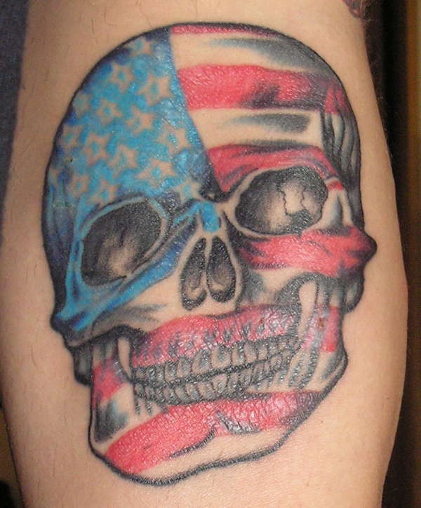 腿部彩色骷髅与美国国旗纹身图案
