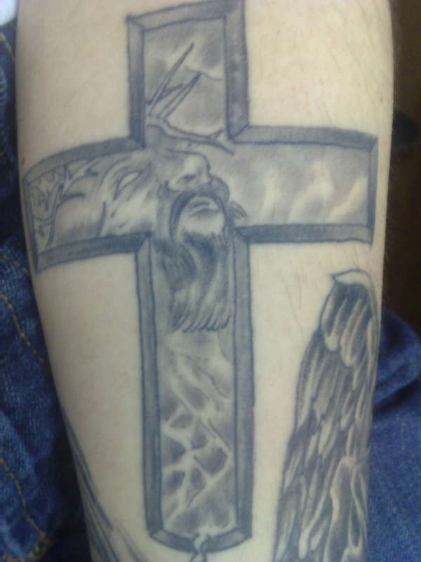 十字架上印出耶稣肖像纹身图案
