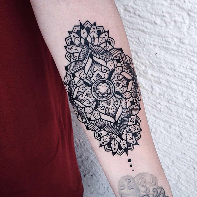 女性手臂黑色大花卉纹身图案