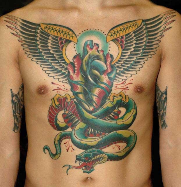 胸部彩色大绿蛇与翅膀纹身图案